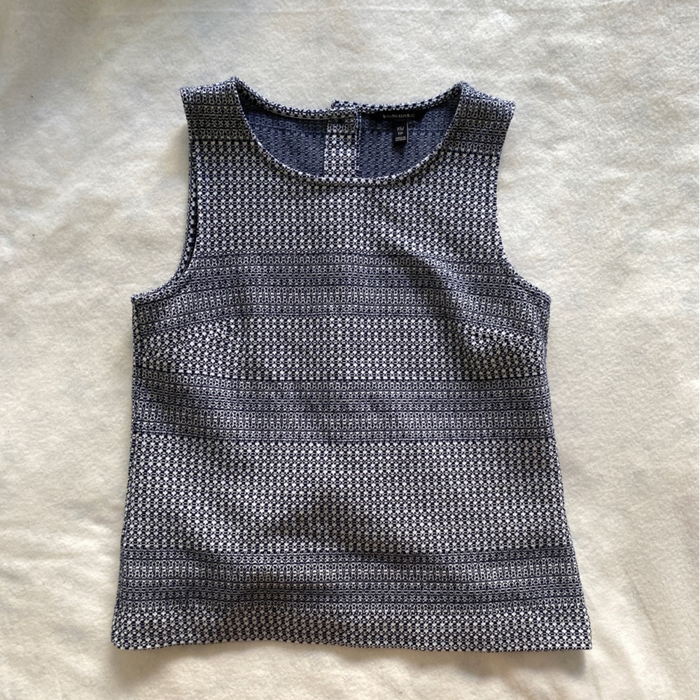 Super cute back button sleeveless top